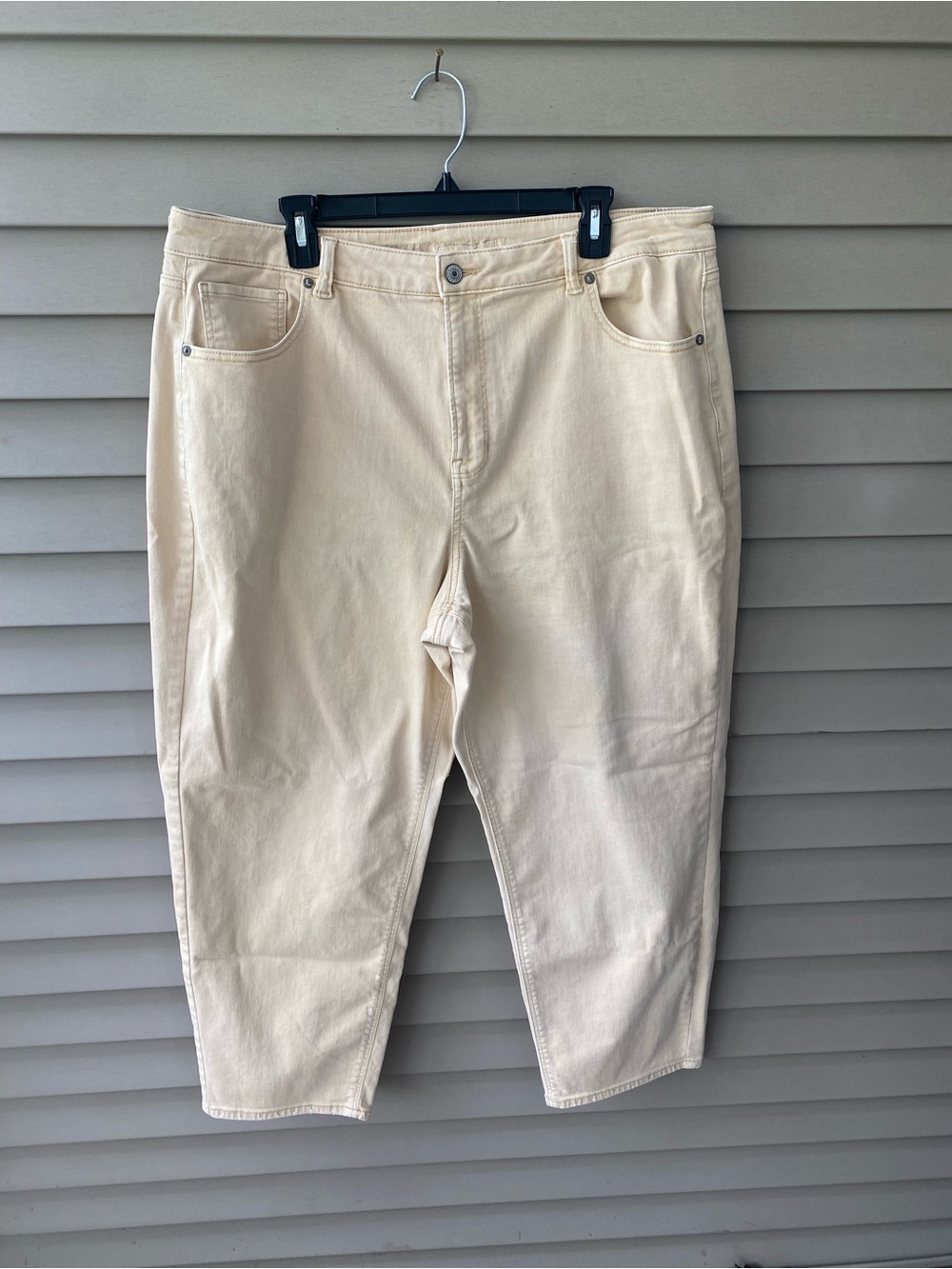 🌈 American Eagle Outfitters Women's Boyfriend Jeans in Cream